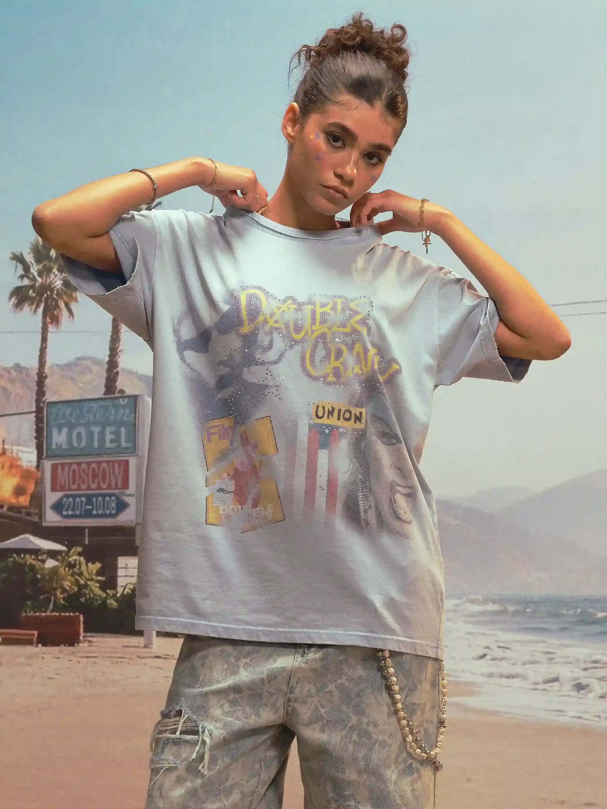 T-shirt délave à strass et collages-471