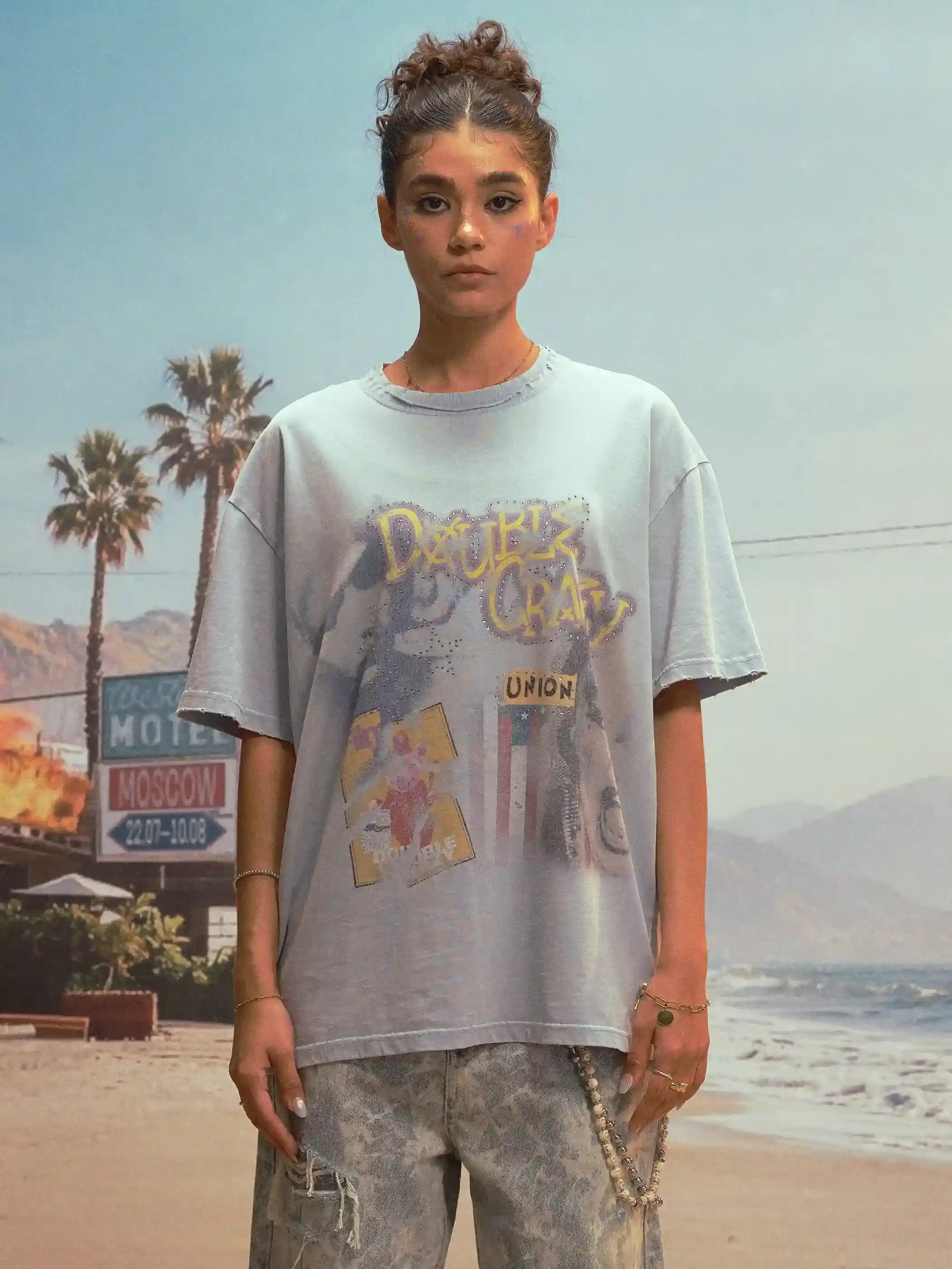 T-shirt délave à strass et collages-471