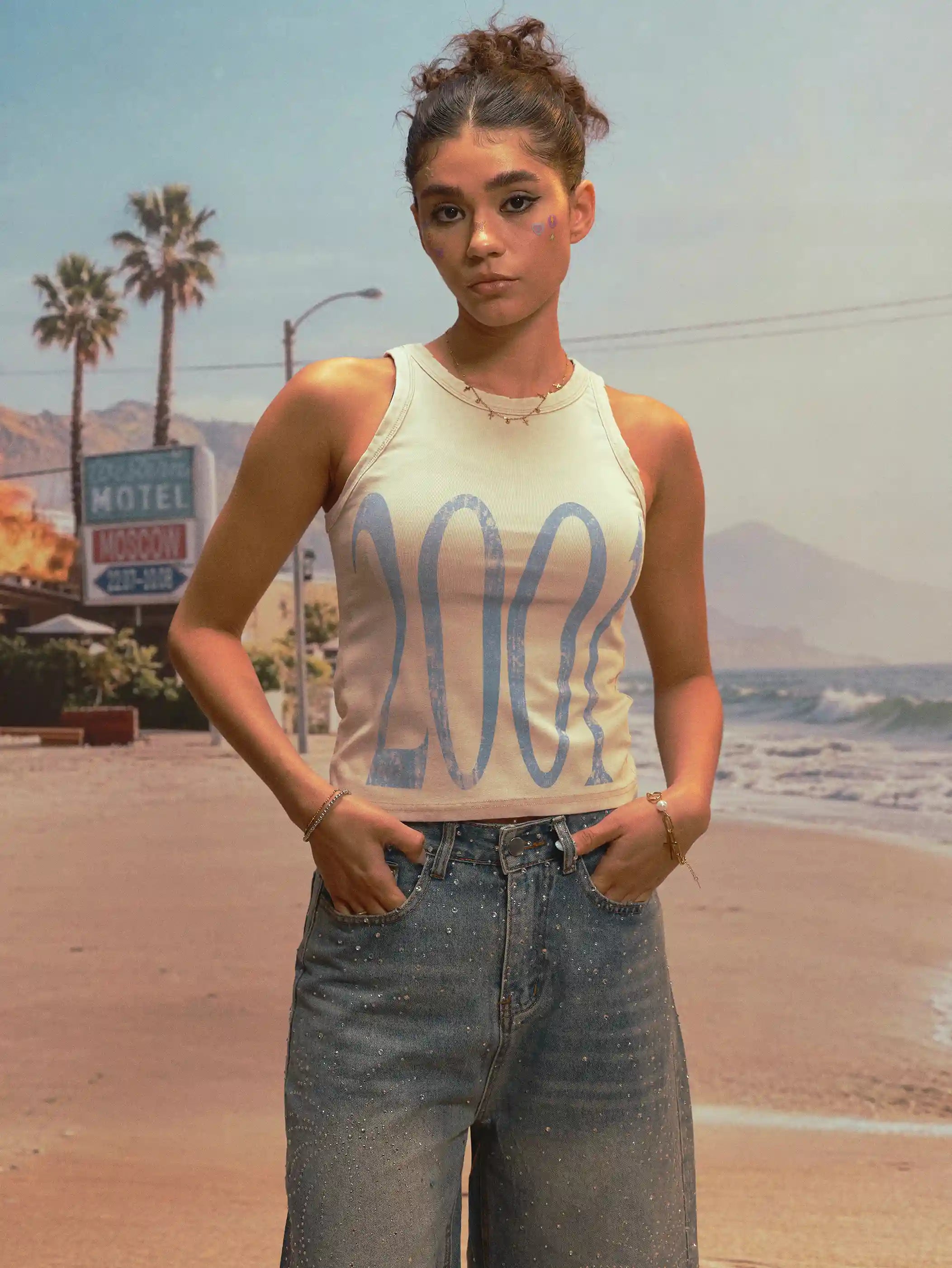 Camiseta sin mangas ajustada efecto envejecido 2001 Y2K-524