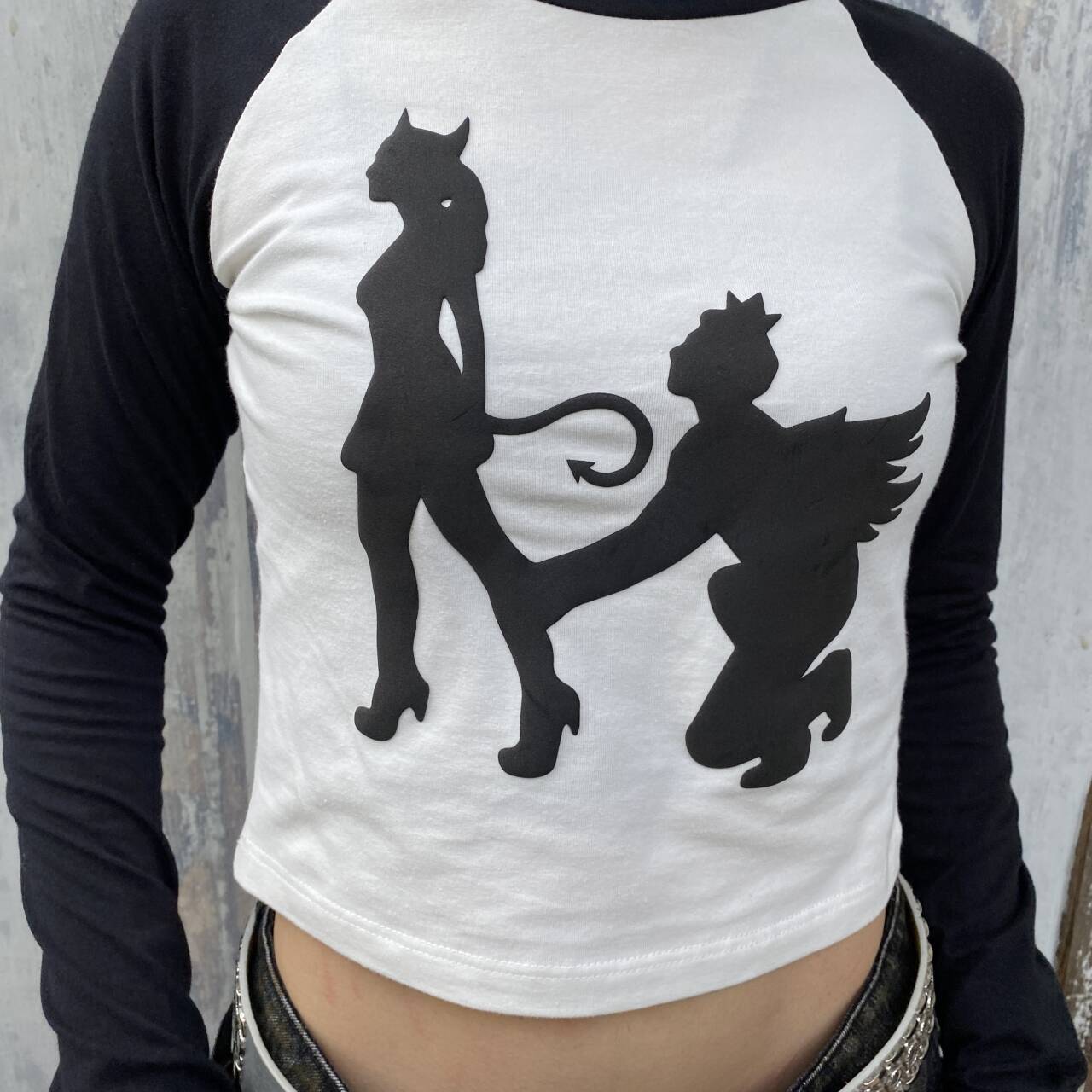 T-shirt court à manches longues noir et blanc avec imprimé graphique Devil Angel