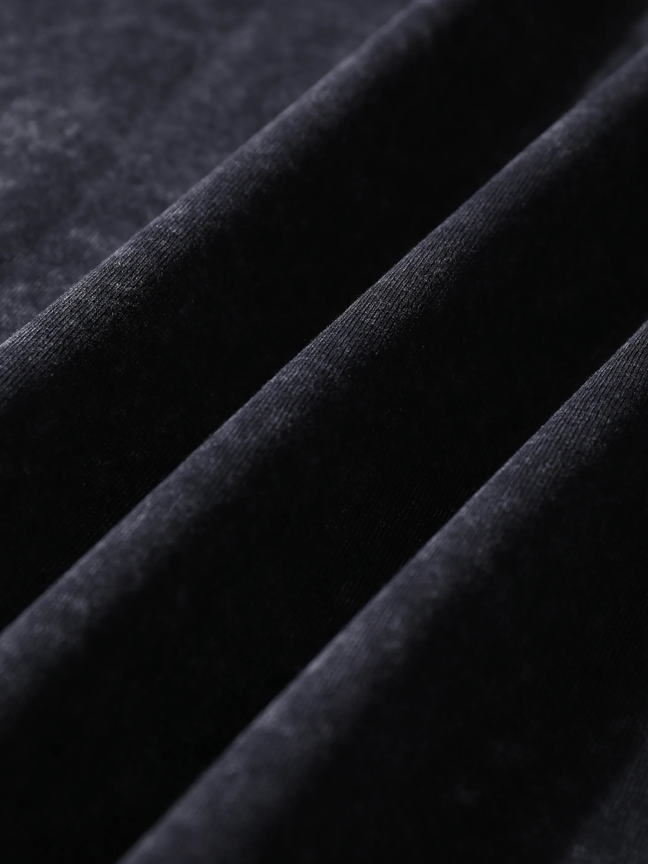 T-shirt graphique audacieux avec lèvres rouges et détails de balle pour un style streetwear tendance