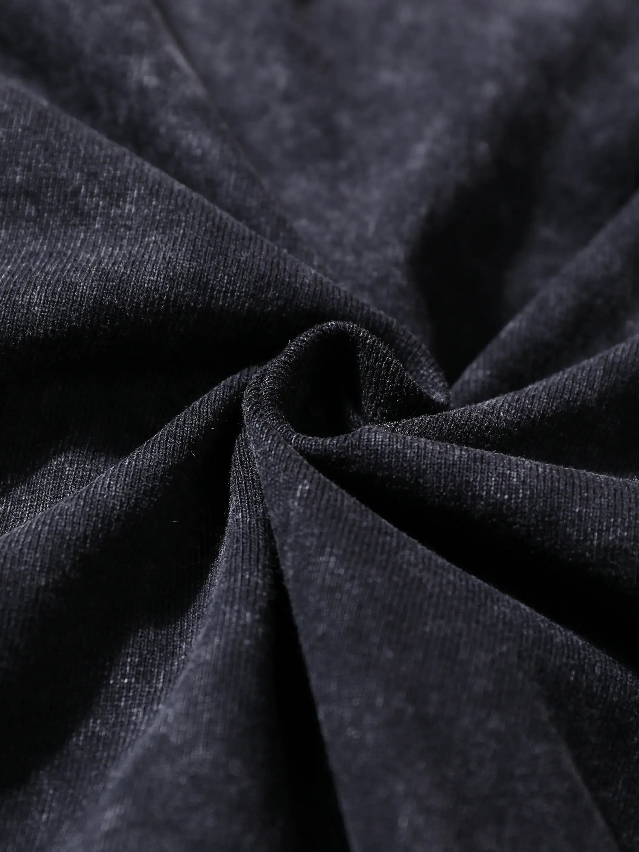 T-shirt graphique audacieux avec lèvres rouges et détails de balle pour un style streetwear tendance