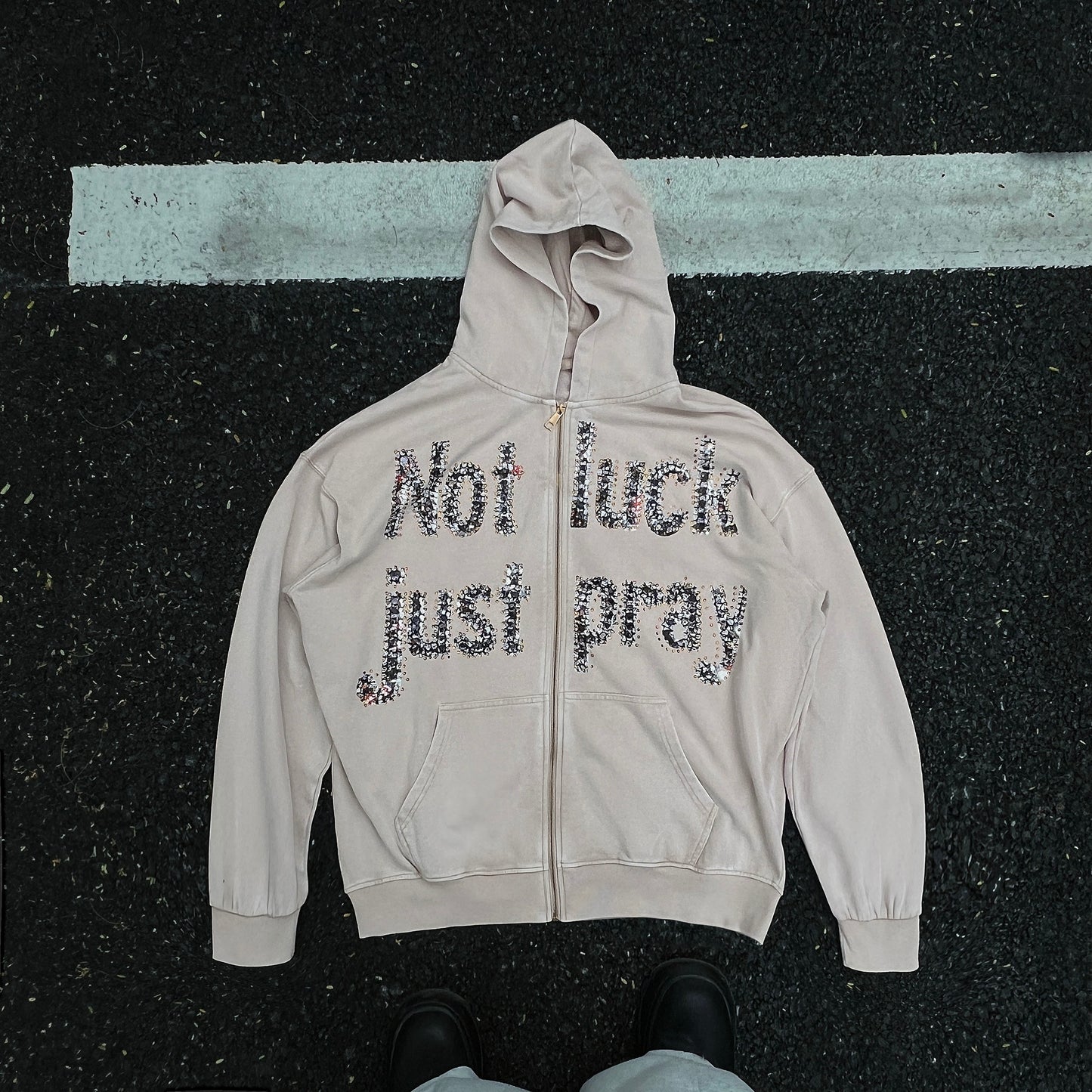 Sweat à capuche gris doublement fou avec texte « Not Luck Just Pray » en cristal