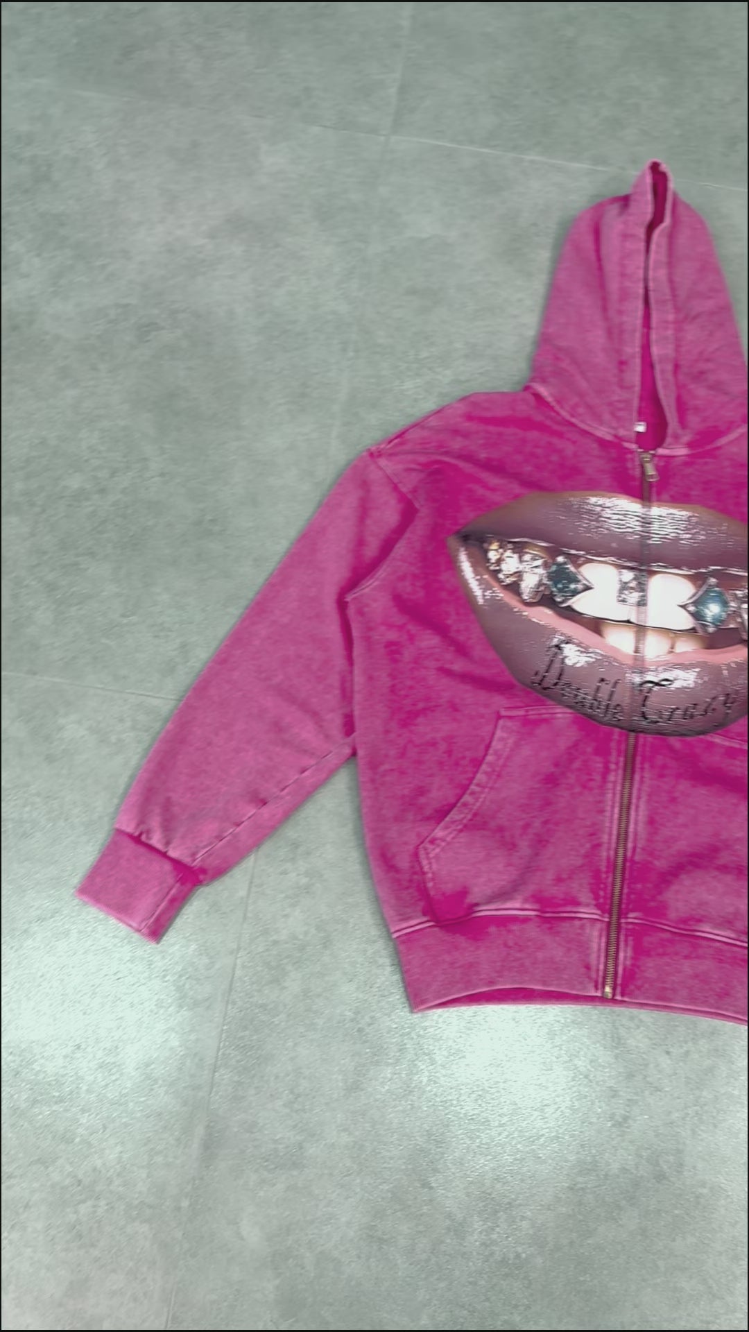 Charger la vidéo: Sweat à capuche rose avec motif graphique audacieux et fermeture éclair, veste streetwear décontractée unisexe