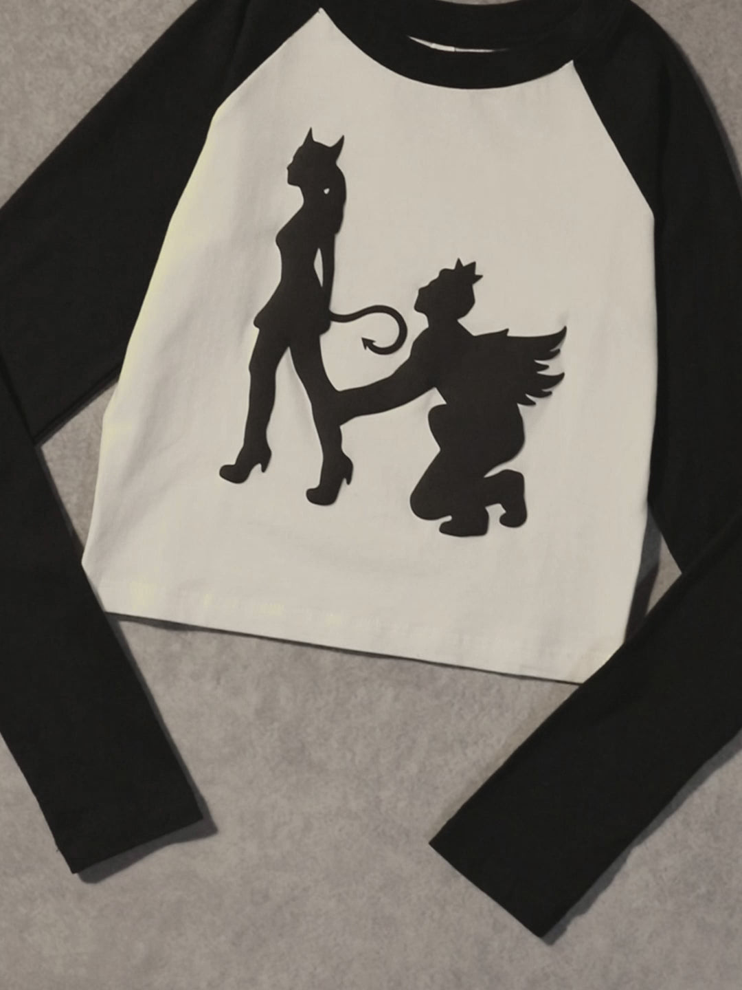 Charger la vidéo: T-shirt court à manches longues noir et blanc avec imprimé graphique Devil Angel