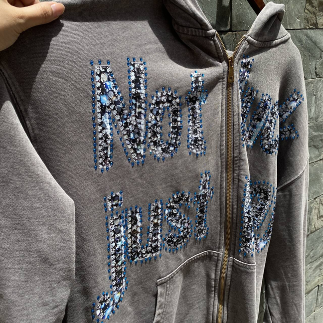 Sudadera con capucha gris Double Crazy con gráfico de texto "Not Luck Just Pray" de cristal