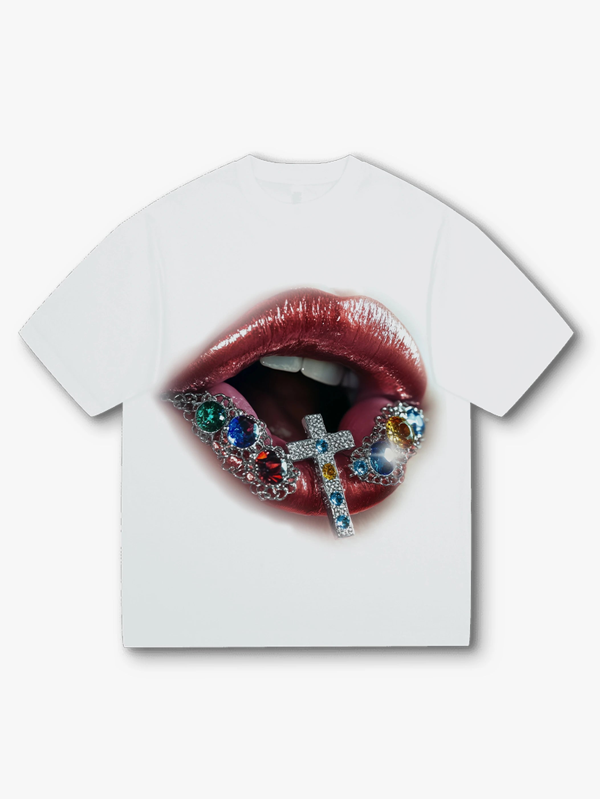 T-shirt blanc avec imprimé diamants, lèvres grillz et pendentif croix