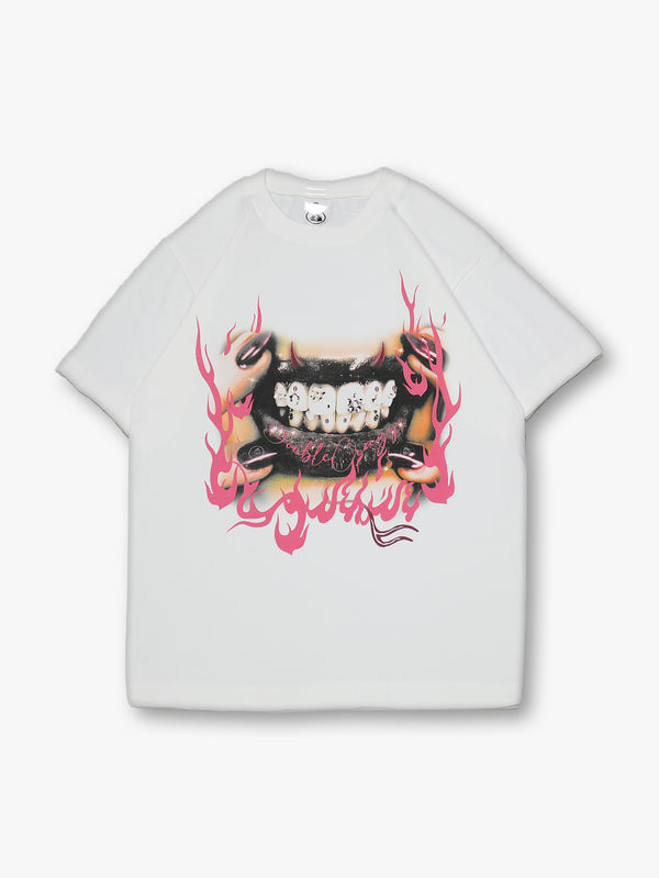 Camiseta con llamas gráficas: diseño atrevido con llamativos detalles en llamas y un estampado artístico vibrante para un look informal llamativo