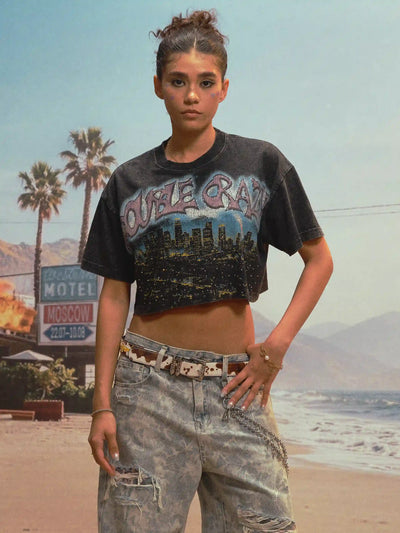 Camiseta corta Boxy con estampado Skyline de L.A. y pedrería-541