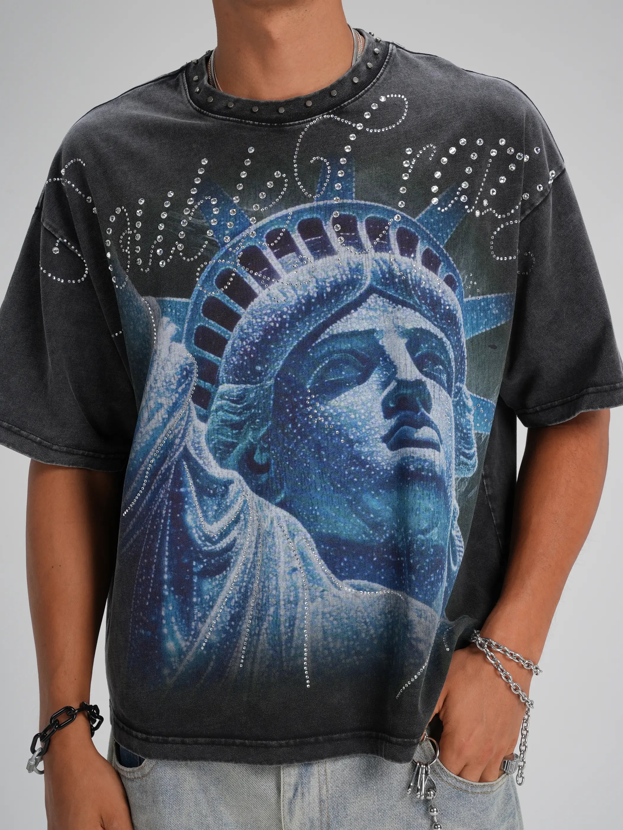 Camiseta gráfica Liberty con cuello tachonado - 554
