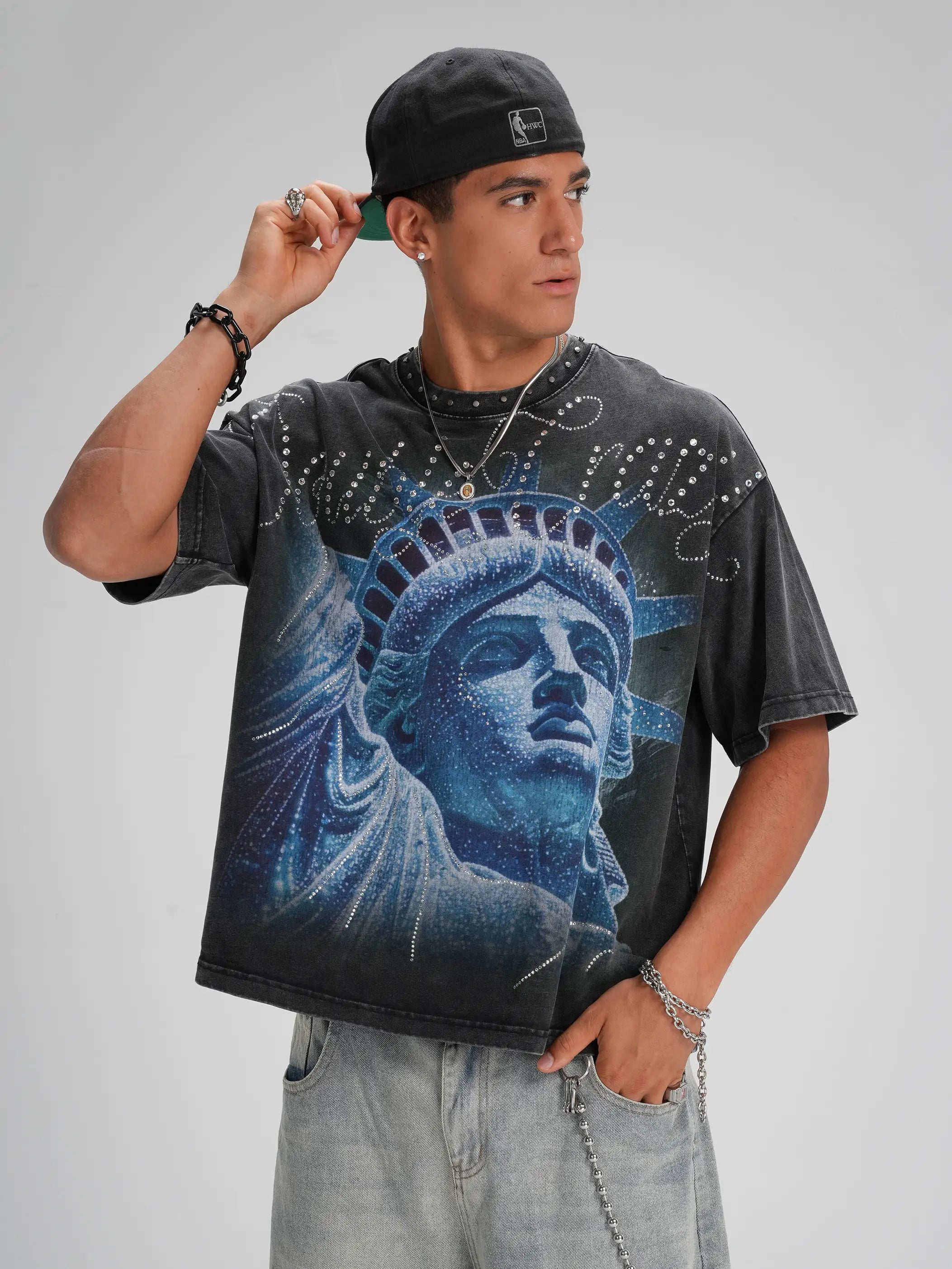 Camiseta gráfica Liberty con cuello tachonado - 554