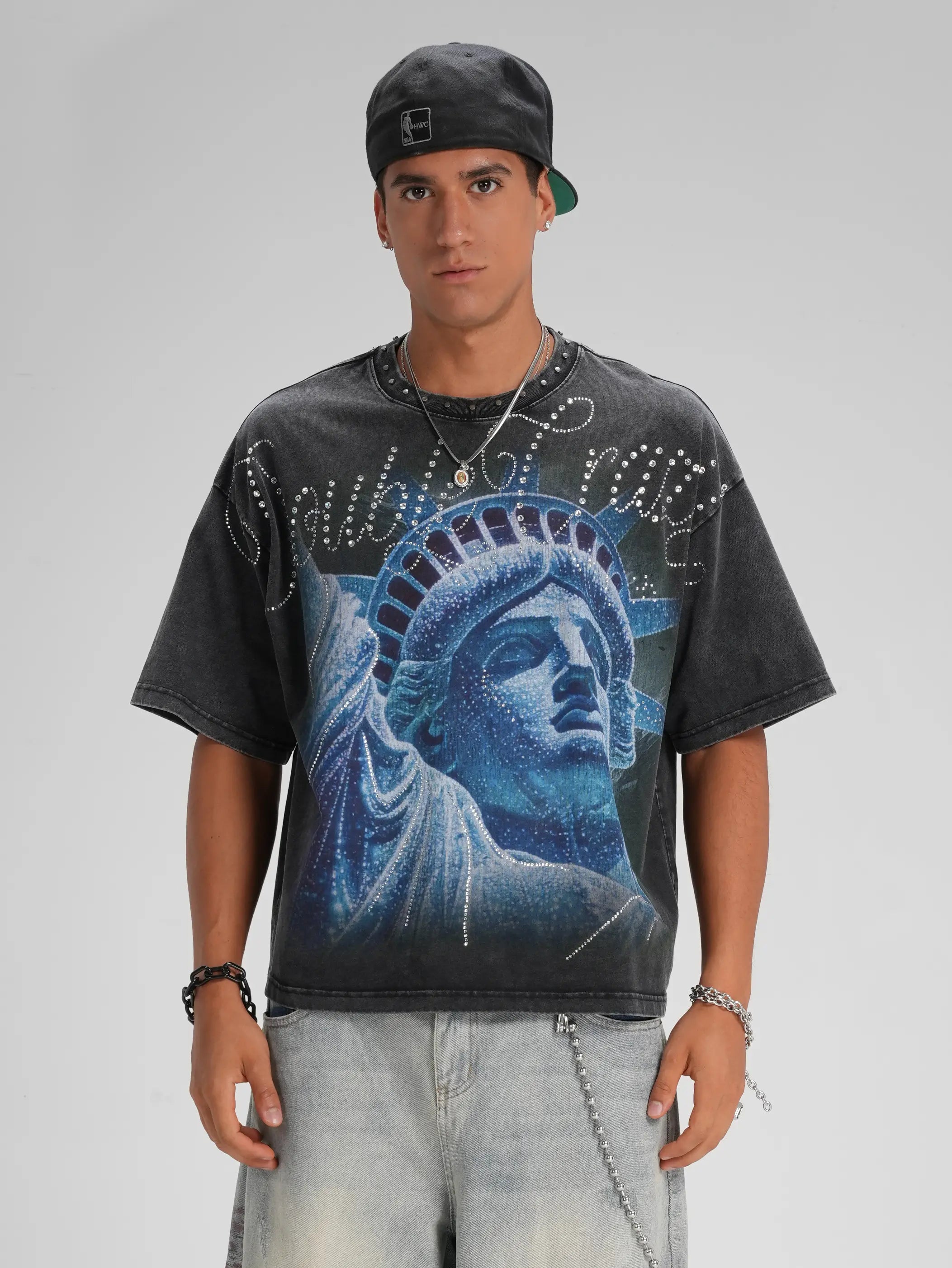 Camiseta gráfica Liberty con cuello tachonado - 554
