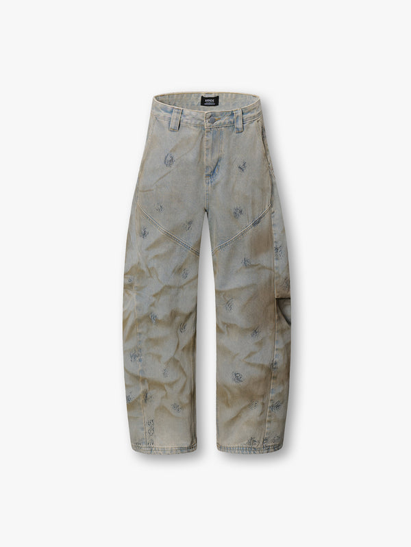Pantalones de mezclilla desgastados de corte relajado con estética vintage, detalles estampados sutiles, diseño de pierna ancha y textura descolorida