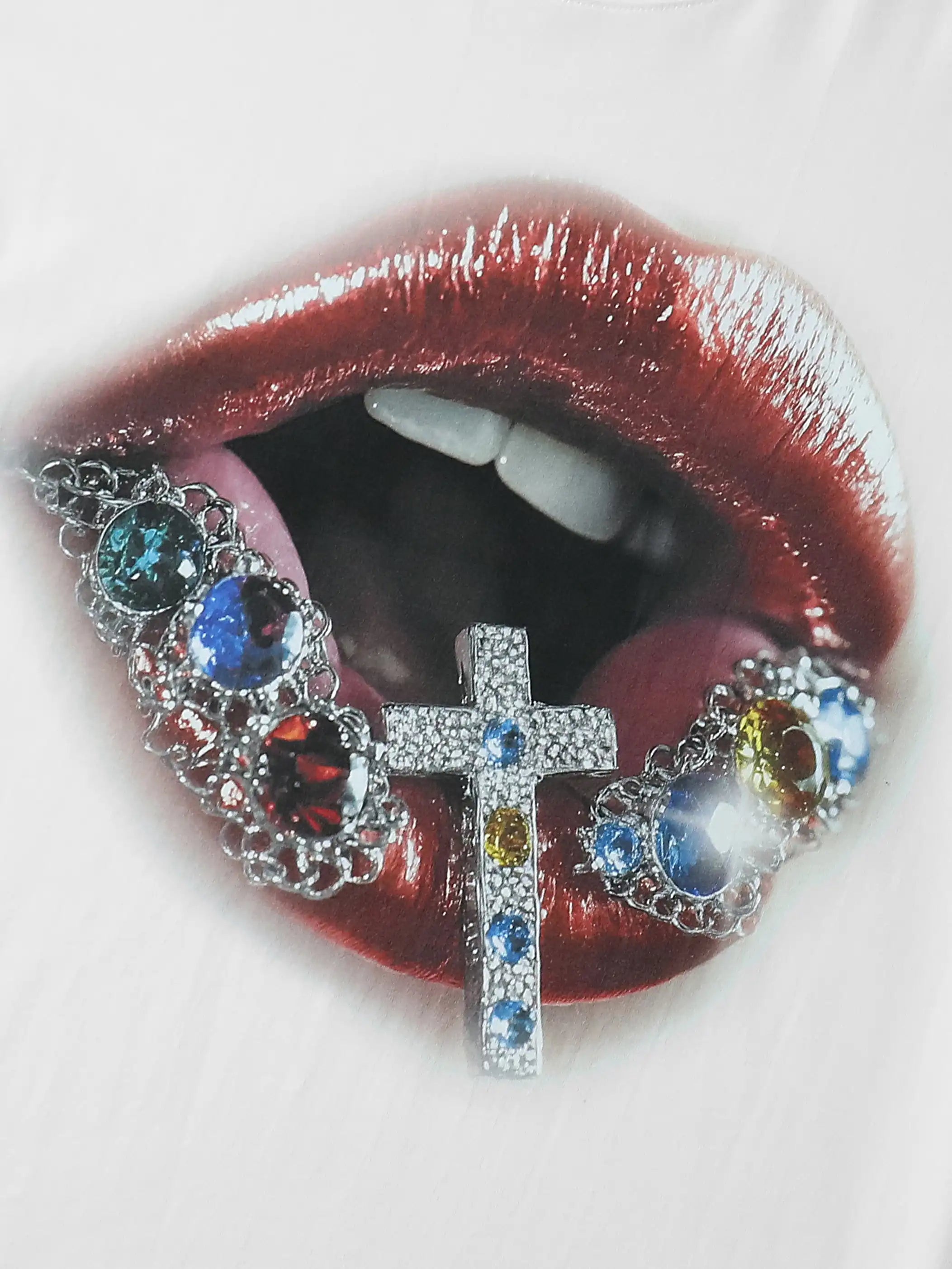 T-shirt blanc avec imprimé diamants, lèvres grillz et pendentif croix