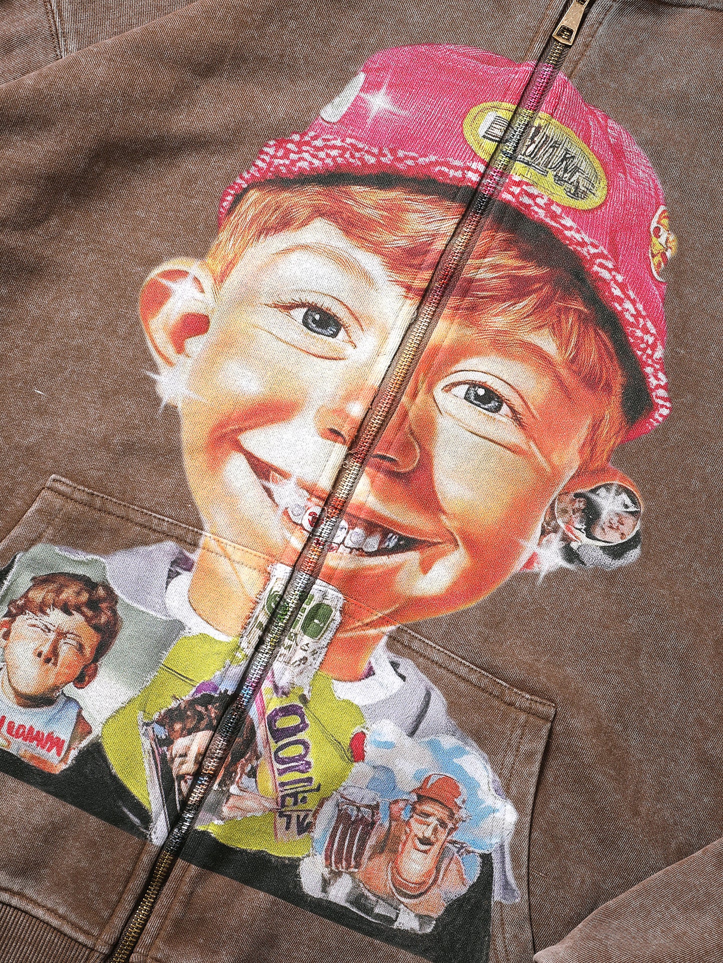 Sudadera retro marrón con dibujo de niño y estampado gráfico