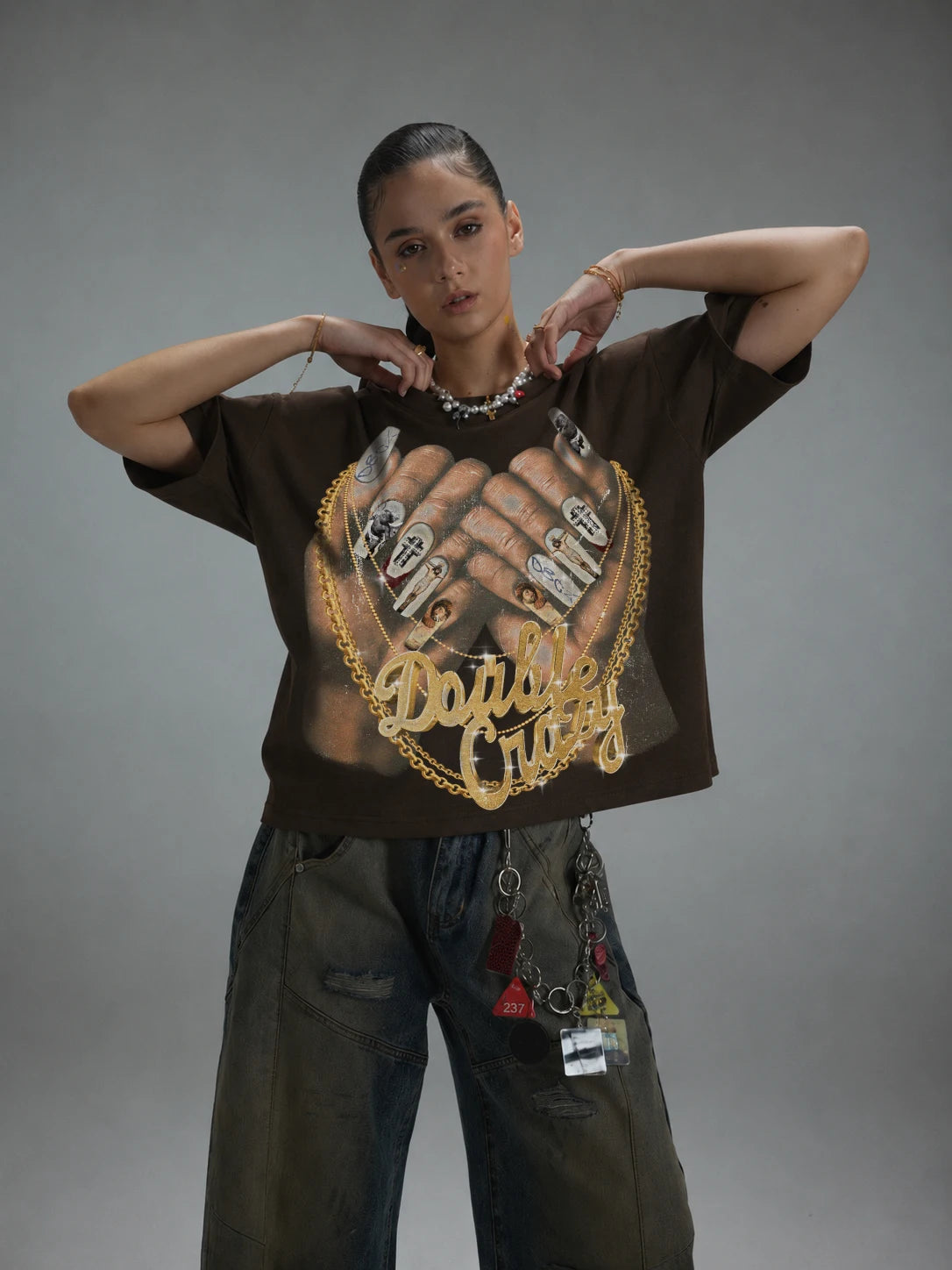 Camiseta holgada con caja de uñas y cadena dorada "Bling"-593