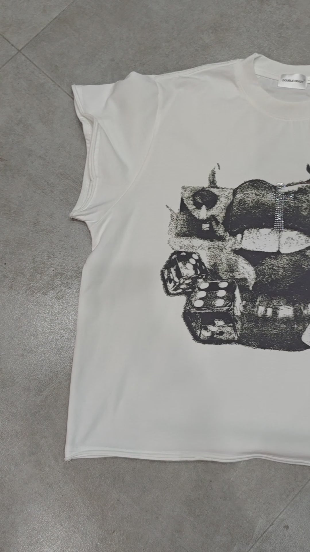 Charger la vidéo: Rhinestone Tongue of Desire T-shirt-247