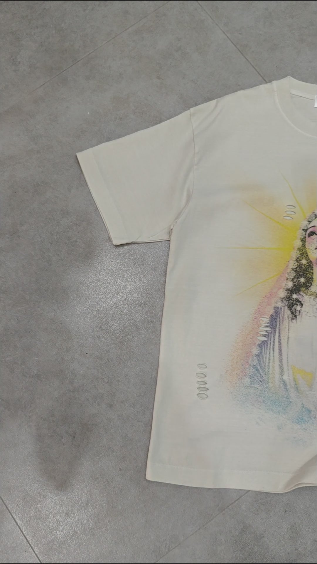 Charger la vidéo: Virgin Mary Glow T-shirt-166
