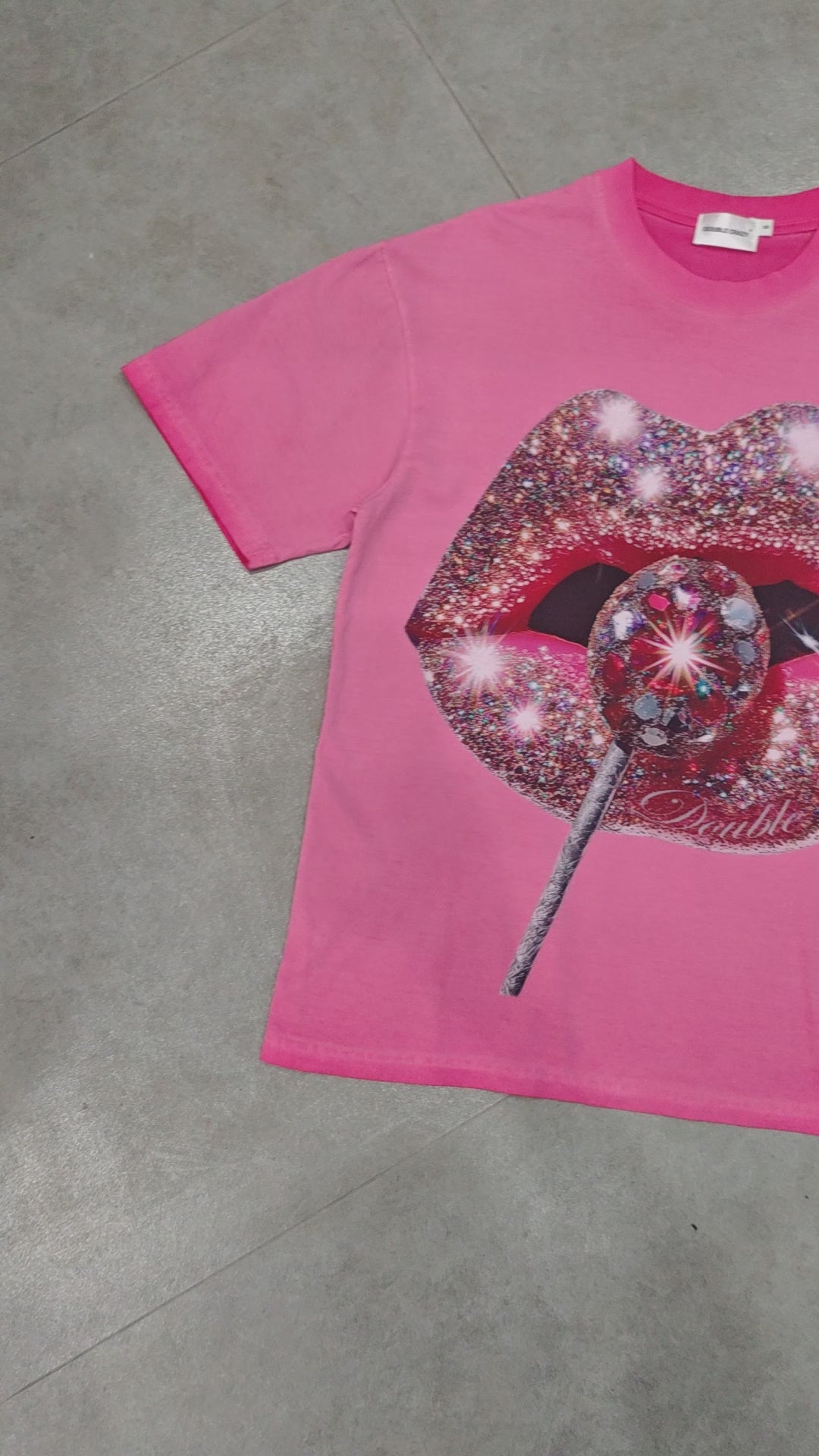 Charger la vidéo: T-shirt graphique à lèvres roses pailletées et à imprimé sucette scintillante